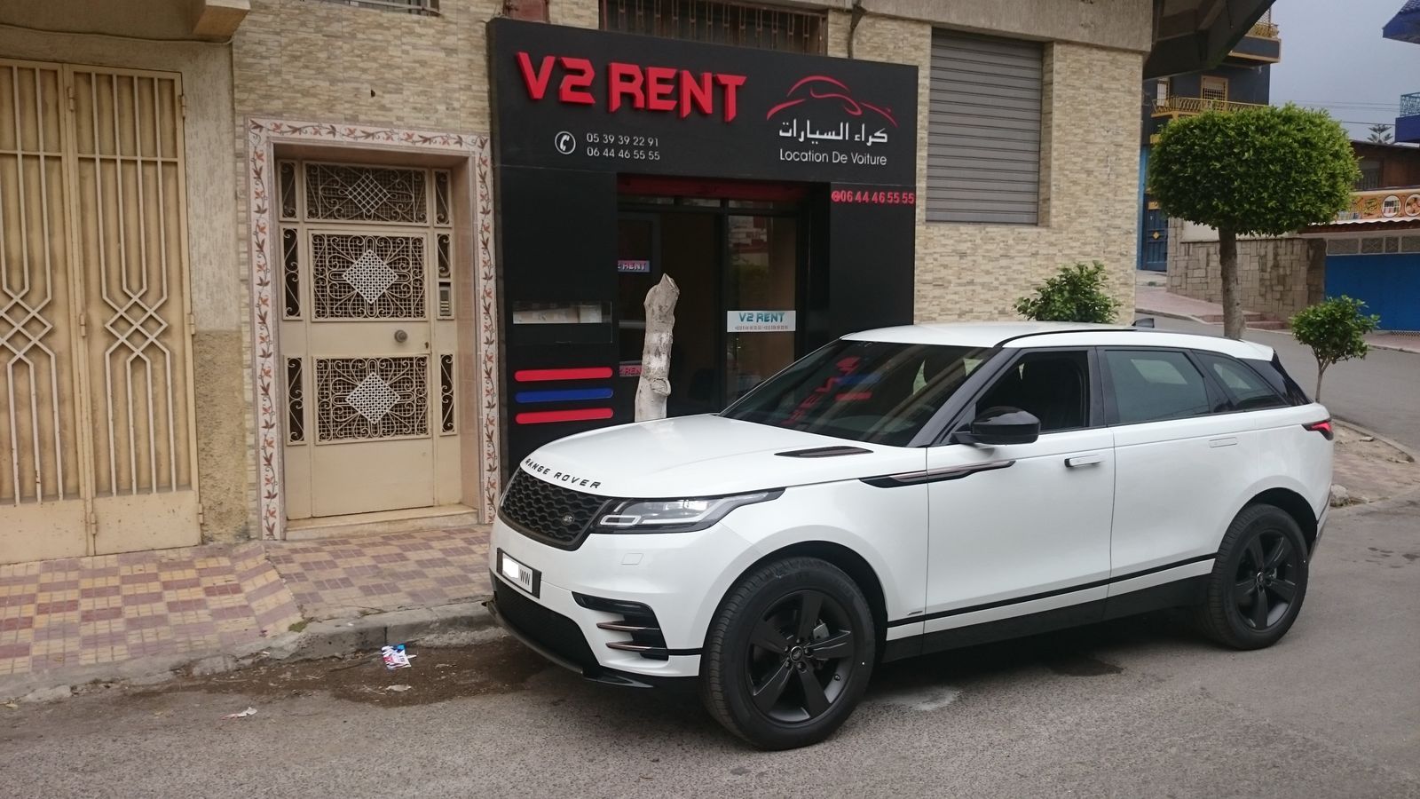 Range Rover Velar blanc devant l'agence V2 Rent, Belle Vue, Tanger