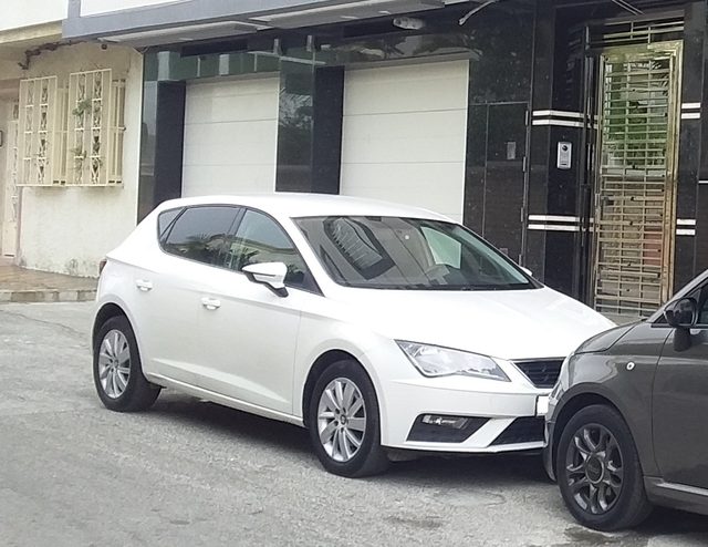 SEAT Leon blanche de V2 Rent Car
